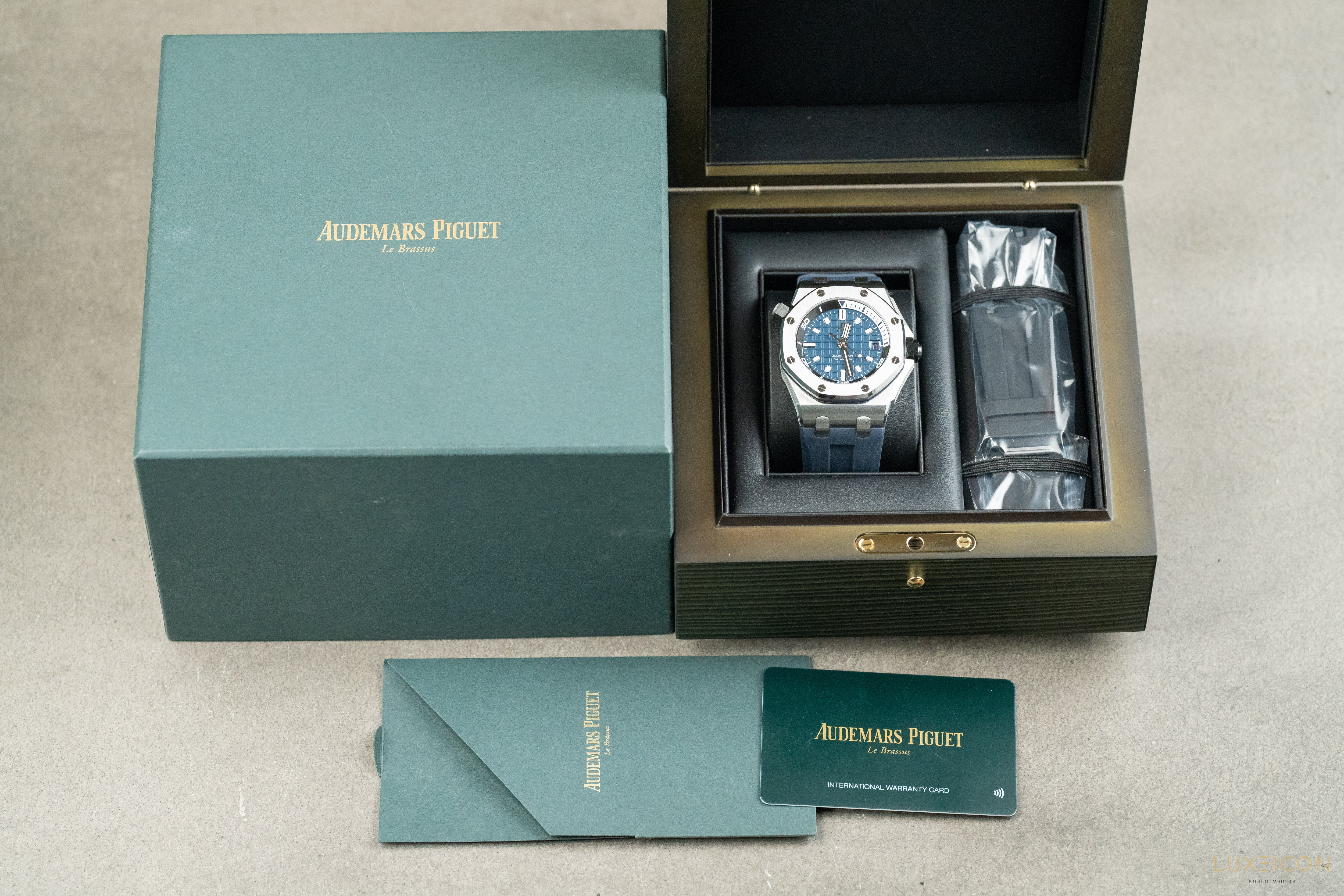 Audemars Piguet Royal Oak Offshore Diver 15720ST 42MM Blue Dial Box